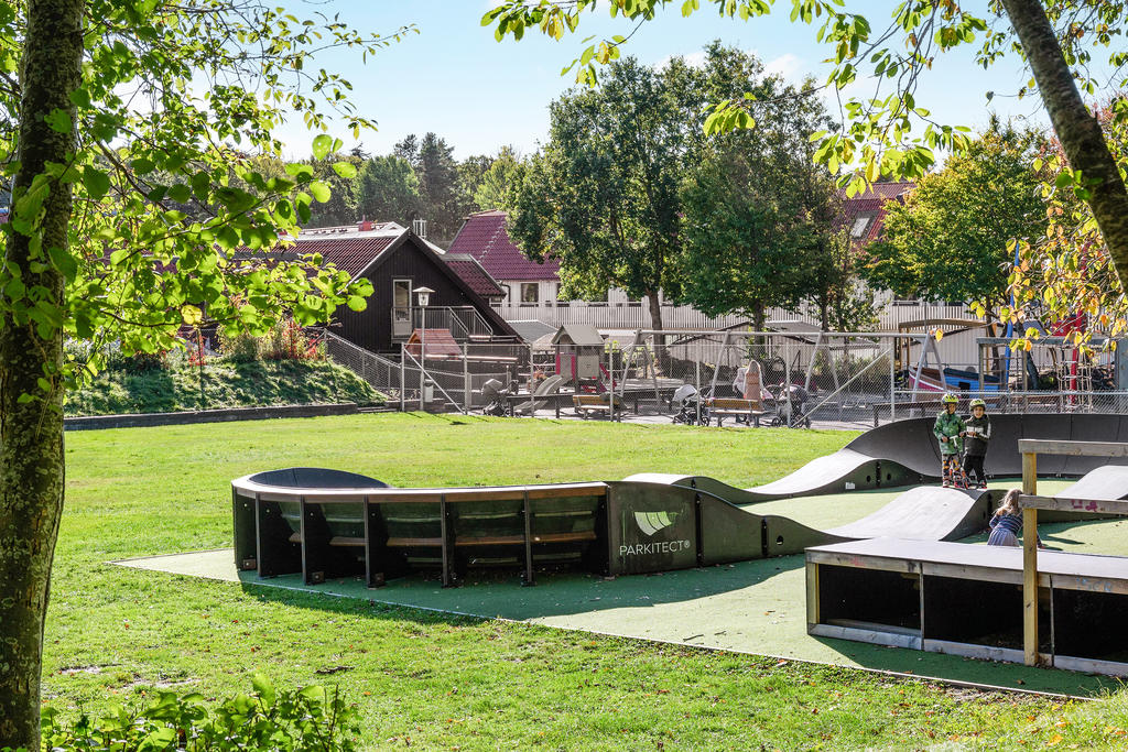 Lekplats och skateboardramp bakom kyrkan i Kullaviks centrum