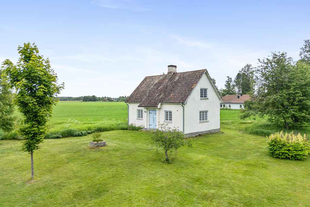 I bagarstugan på gården har Nås hembygdsföreningen årligen tillgång för att baka på traditionellt vid.