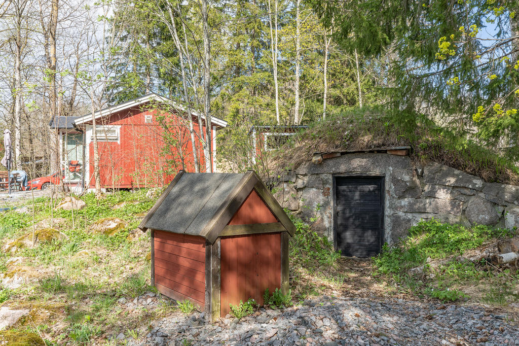 Gäststuga och jordkällare.