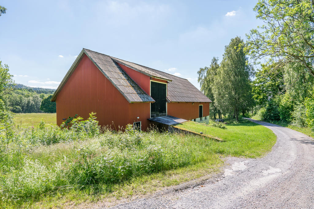 Ekonomibyggnad med jaktstuga, vedförråd, kylrum, förvaring samt separat vedskjul.