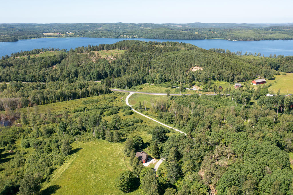 Fint belägen fastighet strax utanför Ödskölts samhälle. 