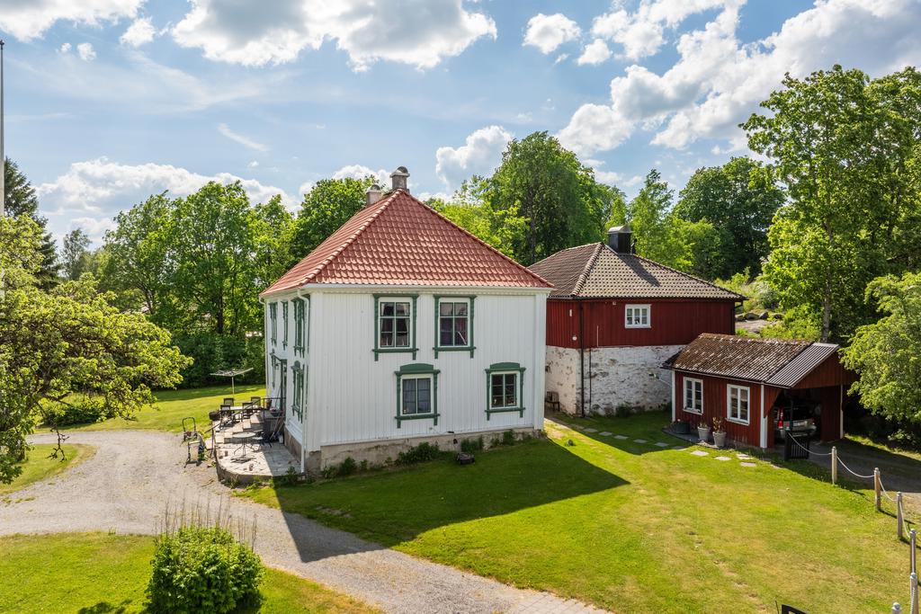 Gavel och stenlagd uteplats vid entrén. 