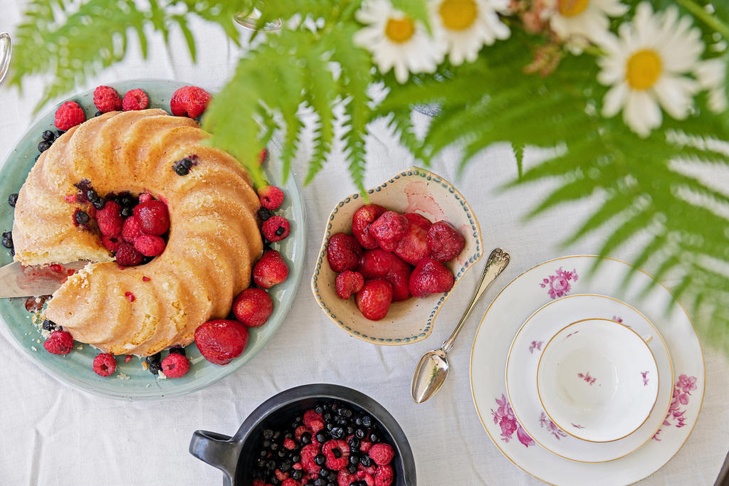 En somrig fika ute på altanen av huvudbyggnaden.