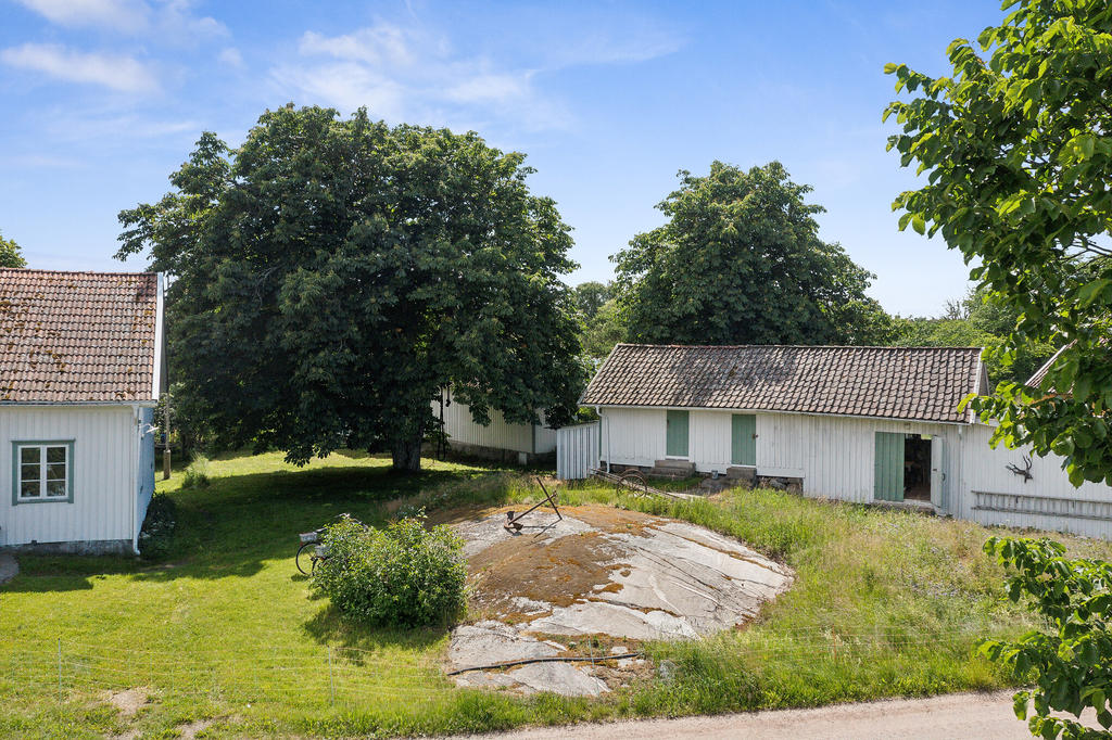 Till höger befinner sig byggnaden som innefattar verkstad, förråd samt garage!