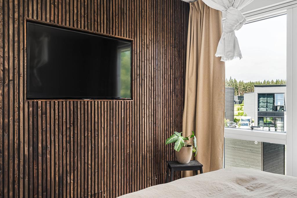 Modern och stilren vägg med särskild plats för en tv