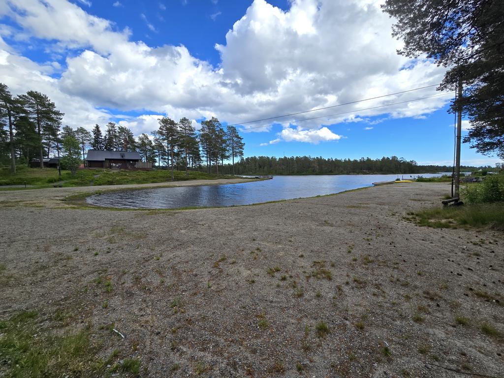 Trevlig badstrand ca 75 m bortanför huser!