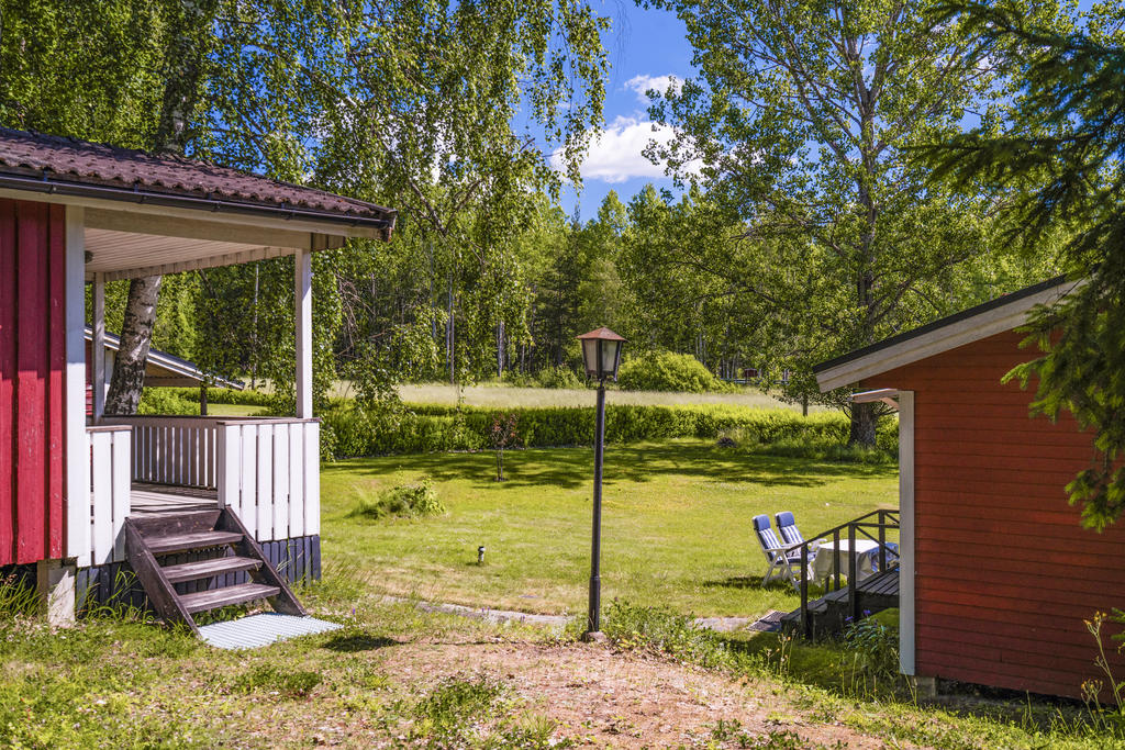 Mellan huvudbyggnad och gäststuga