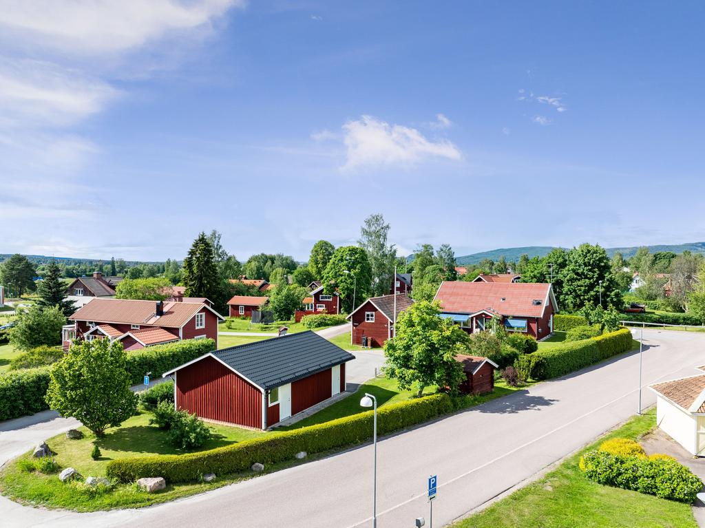 Välkommen till denna rymliga och välskötta familjevilla från 1991! 