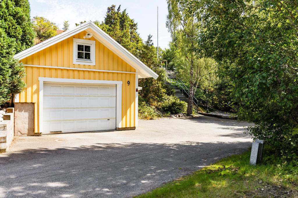 Fristående garage med gott om plats för bil och verkstad