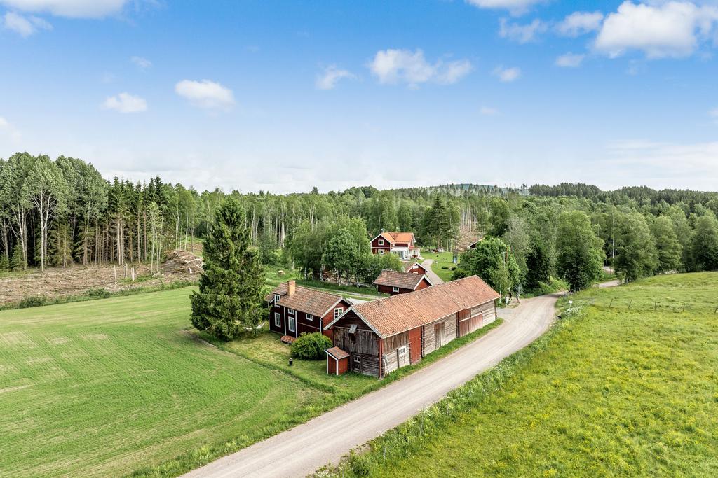 Intill de böljande åkrarna i Gröntuv ligger denna charmiga gamla gård