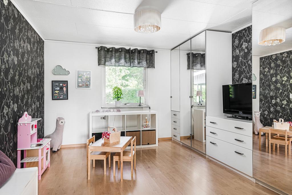 Rymligt rum som enkelt kan användas som "master bedroom"