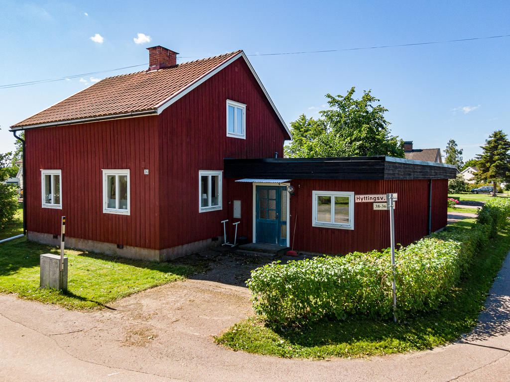 En av husets två entréer