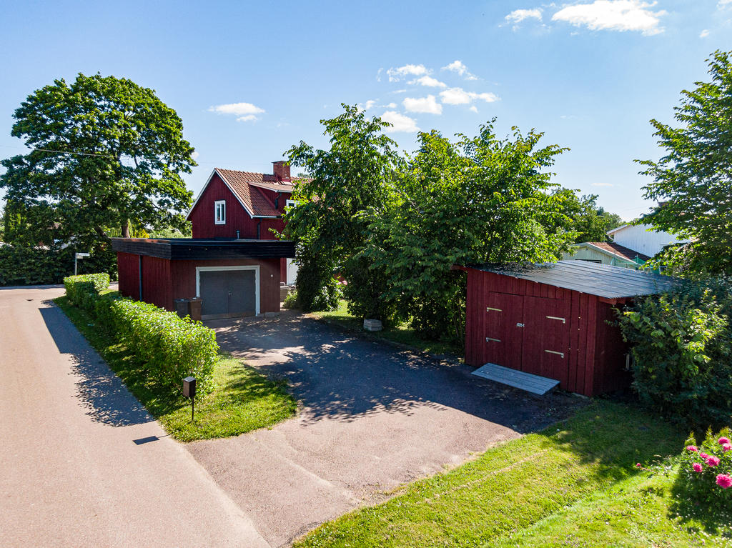 Garage och förråd