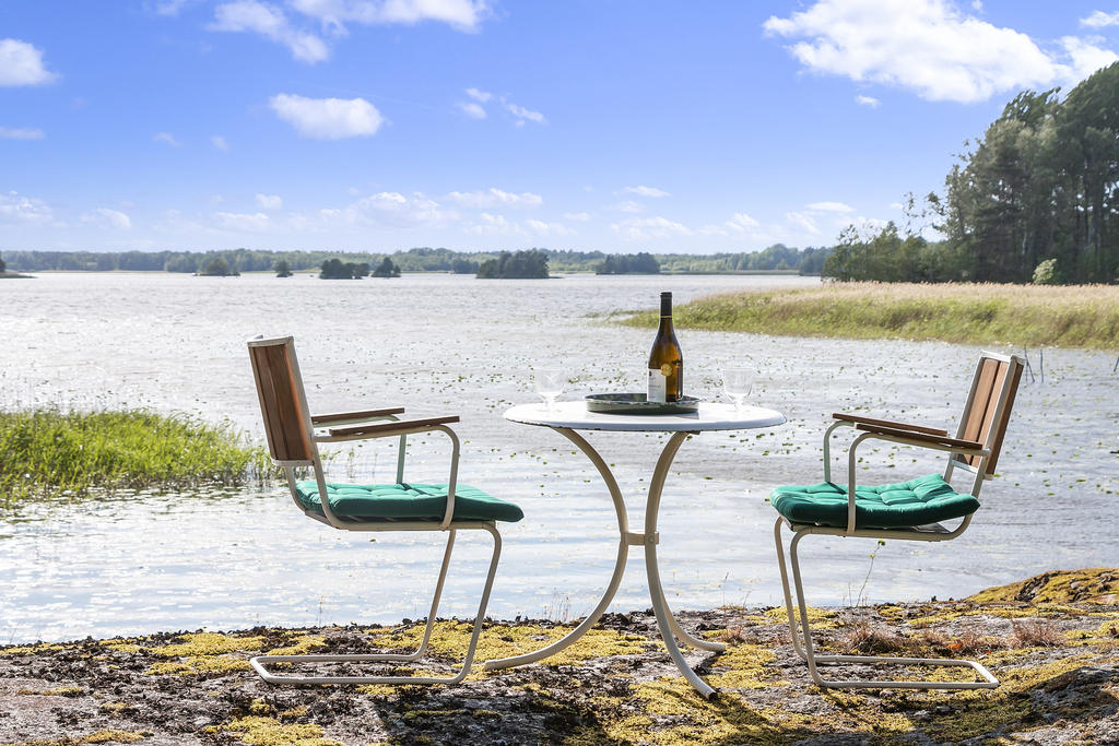 Klipphäll att sitta och njuta av vacker utsikt