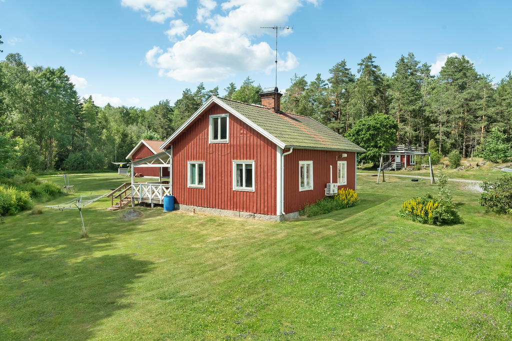 Stor och lättskött trädgårdstomt.