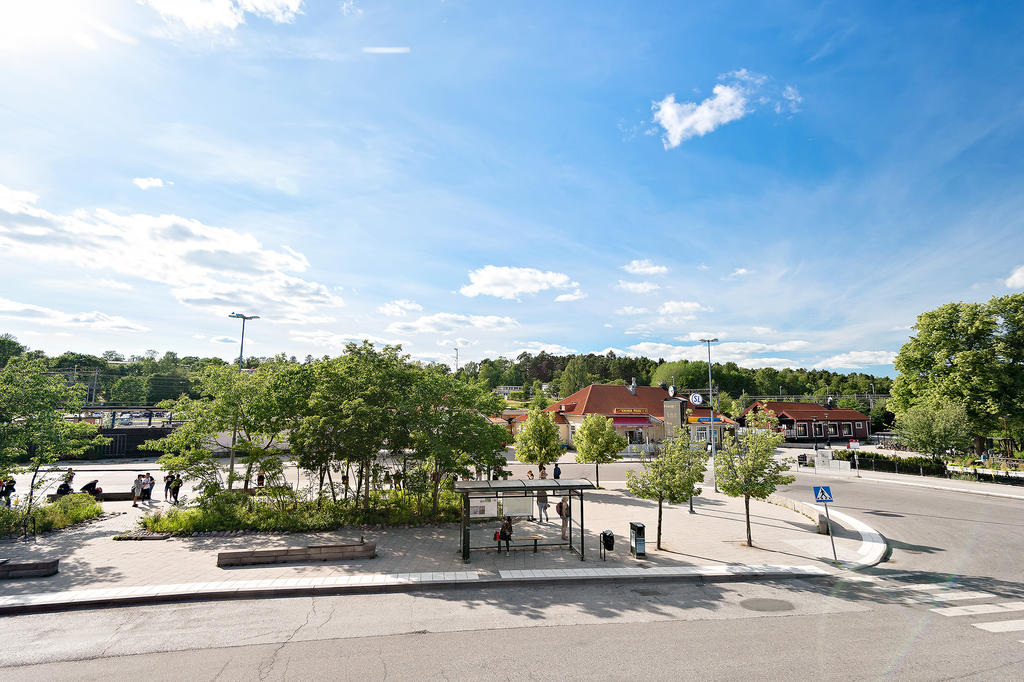 Till Upplands Väsby kan du ta dig med pendeltåg från såväl Stockholm, Arlanda som Uppsala. Pendeltågen stannar vid Upplands Väsby station där du med buss kan du ta dig till de olika kommundelarna.