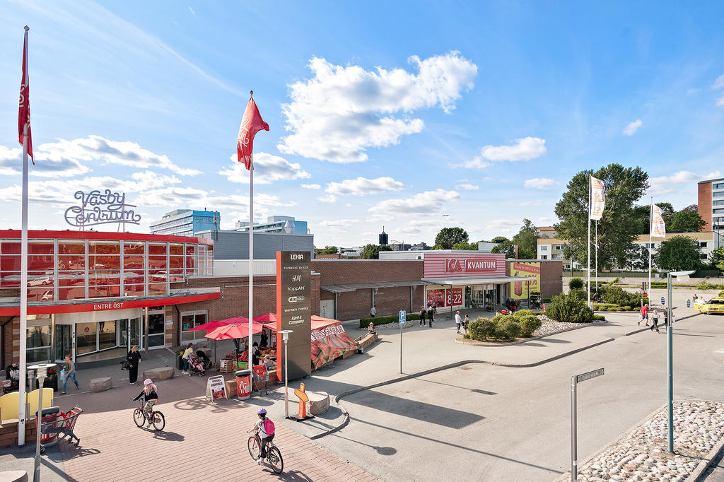 Väsby Centrum öppnade 1972 och idag finns ett brett urval av butiker, restauranger, caféer och serviceombud. När du besöker gallerian så kan du enkelt ta hand om alla dina ärenden på en gång. Med över 80 butiker och matställen så finns det en hel del spännande produkter och varor som erbjuds.