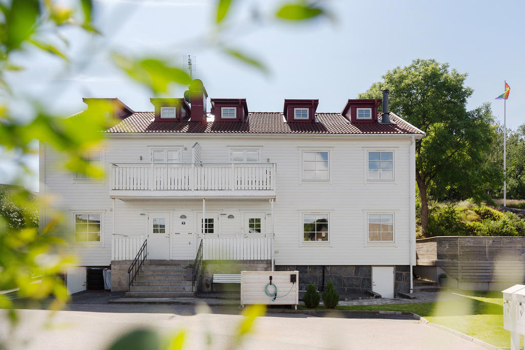 Framför huset finns en p-plats per lägenhet