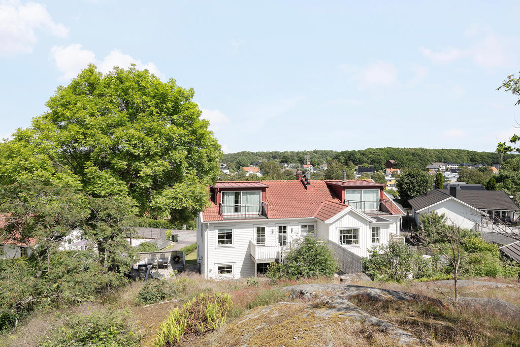 Bakom huset ligger naturen som närmsta granne