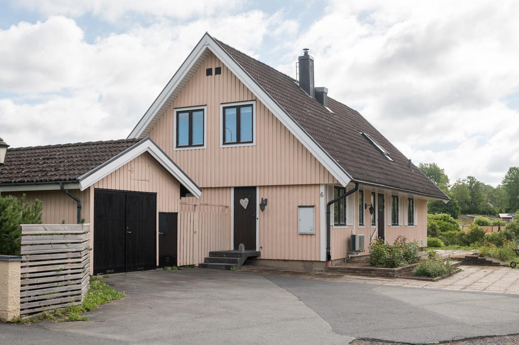 Hälsovägen 6, villa med garage och härlig trädgård