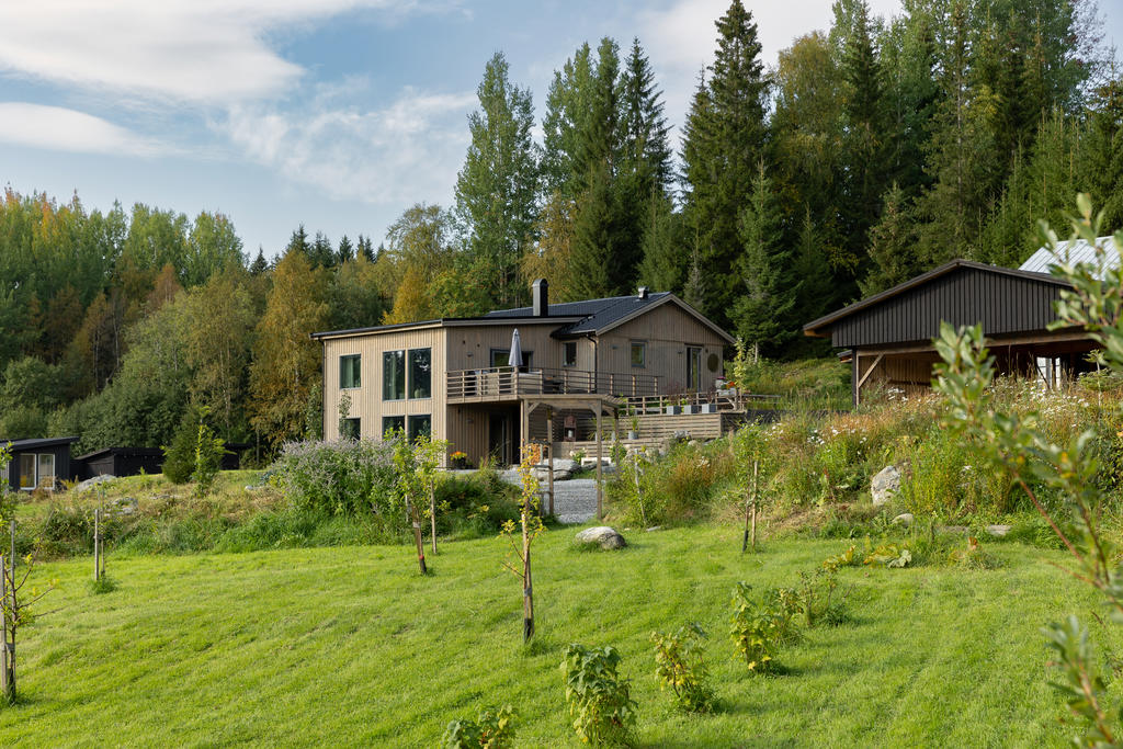 Odlingar, grönytor, stensättningar, terrasseringar och nyplanterade fruktträd skapar en framtida oas.