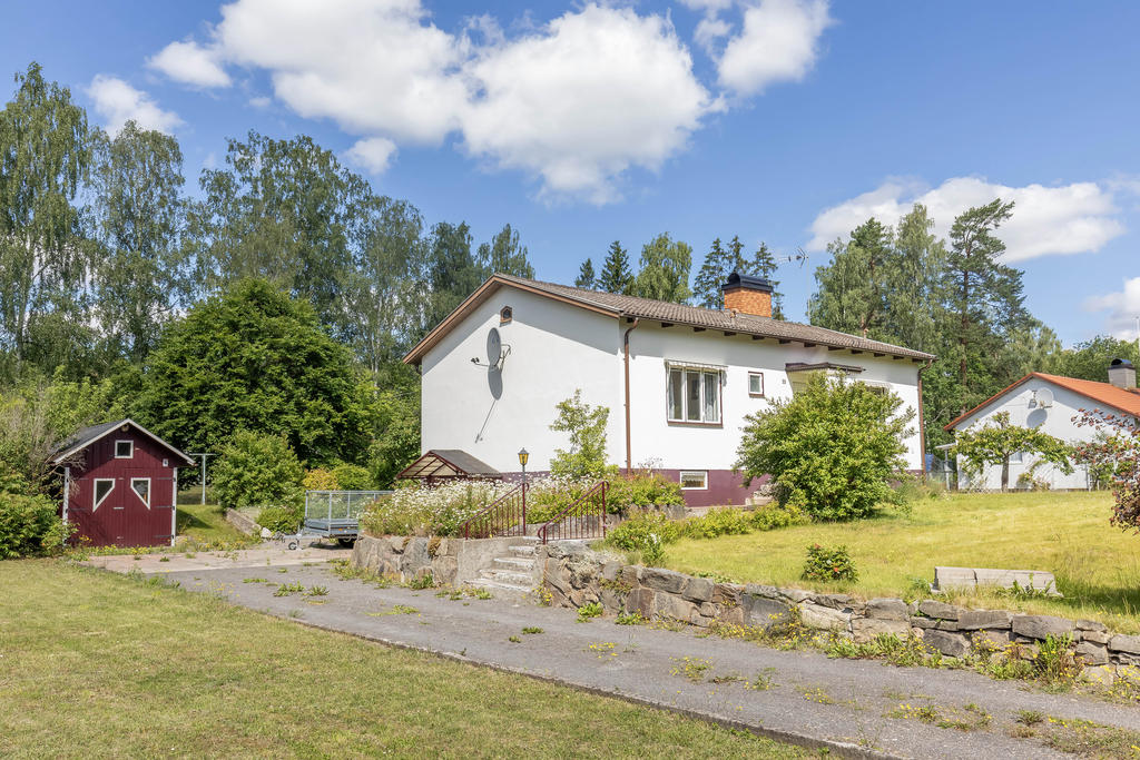 Villa med garage och förrådsbyggnad