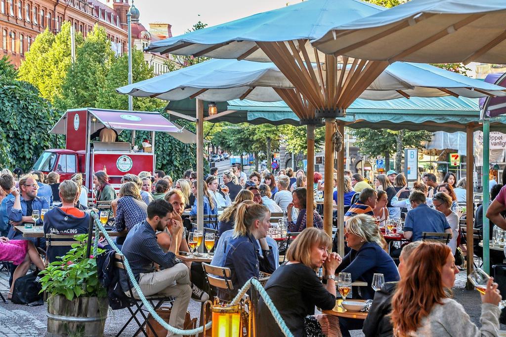 Linnégatans mysiga uteserveringar på cykelavstånd.