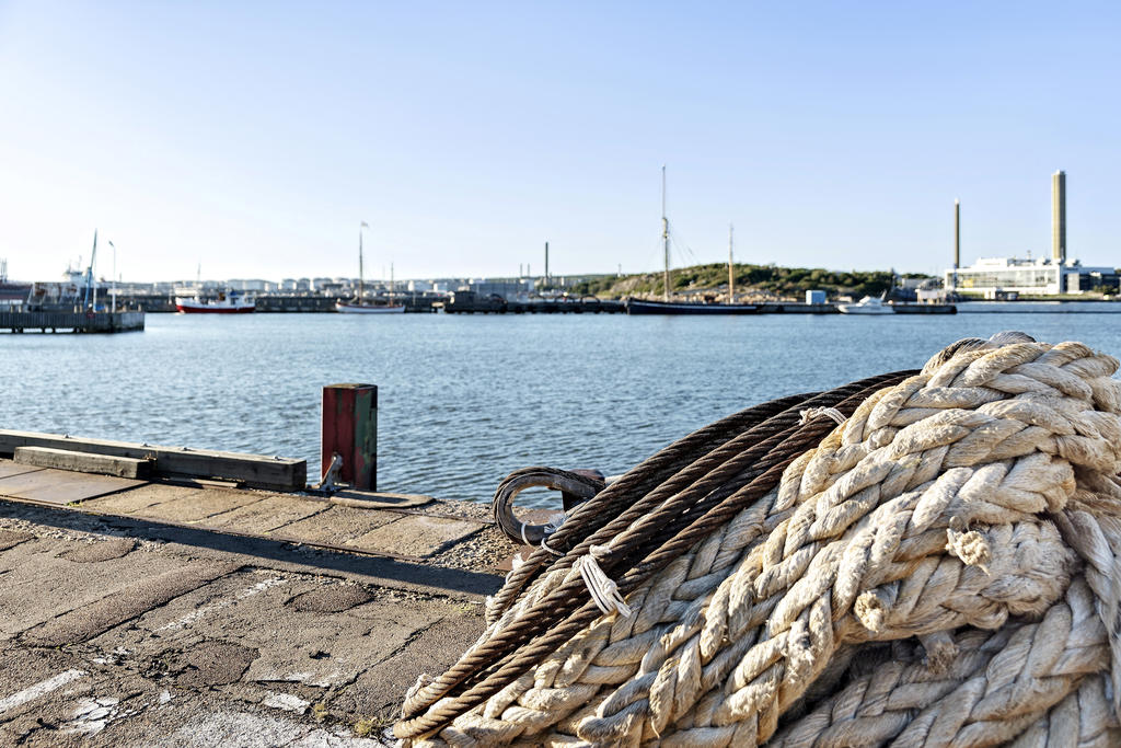 Havet ligger bara någon kilometer bort. 