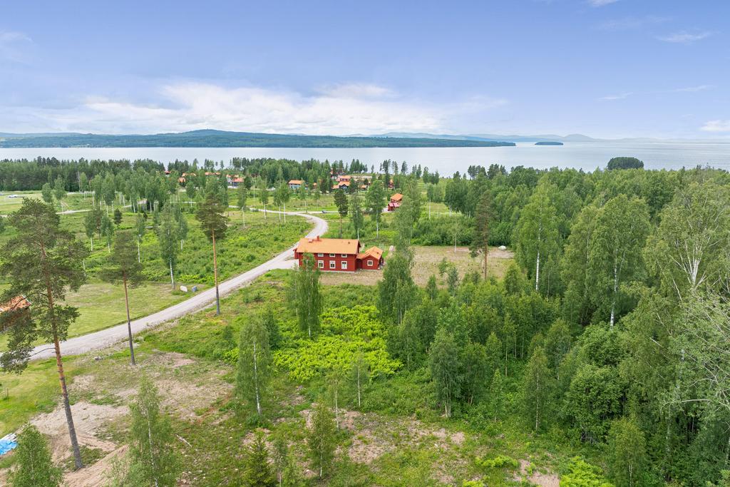 En kort promenad från tomten når ni Siljan och vattnet och alldeles ovanför ligger Tällbergs alla hotell och restauranger.