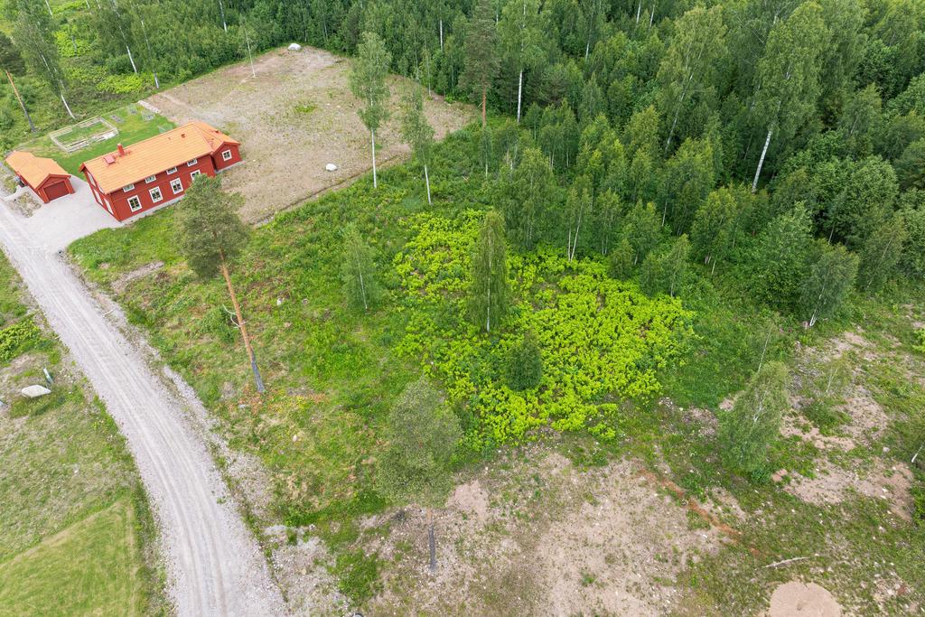 Tomten är uppdelad i mark för huvudbyggnad samt ängsmark. Huvudbyggnad får ihopkopplas med komplementbyggnad, vilket betyder att en del av huvudbyggnaden i princip kan byggas på ängsmarken.
Detta för att komma åt sjöutsikten mot väster.