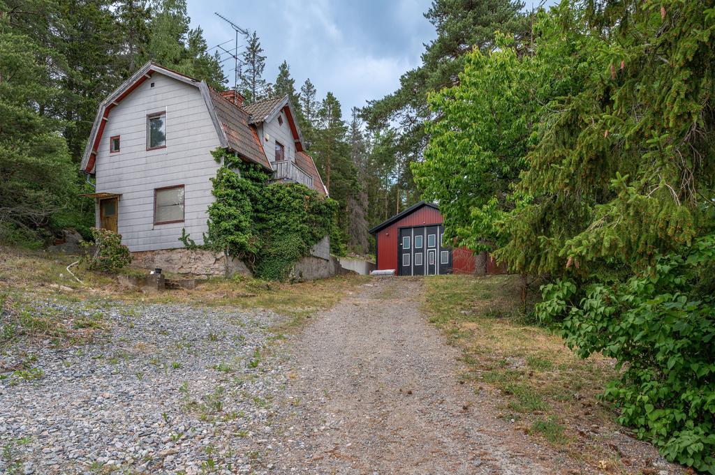 Bostadsbyggnad med lagerlokalen i bakgrunden.