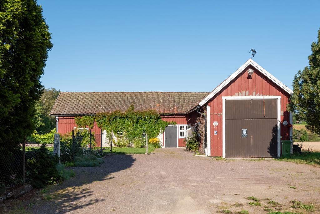 Extra byggnad. Garage, förråd, stall med 3st boxar. 