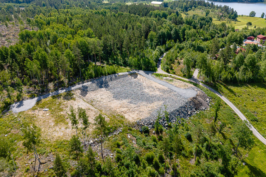 Omgiven av skogsmark på fastigheternas östra sida