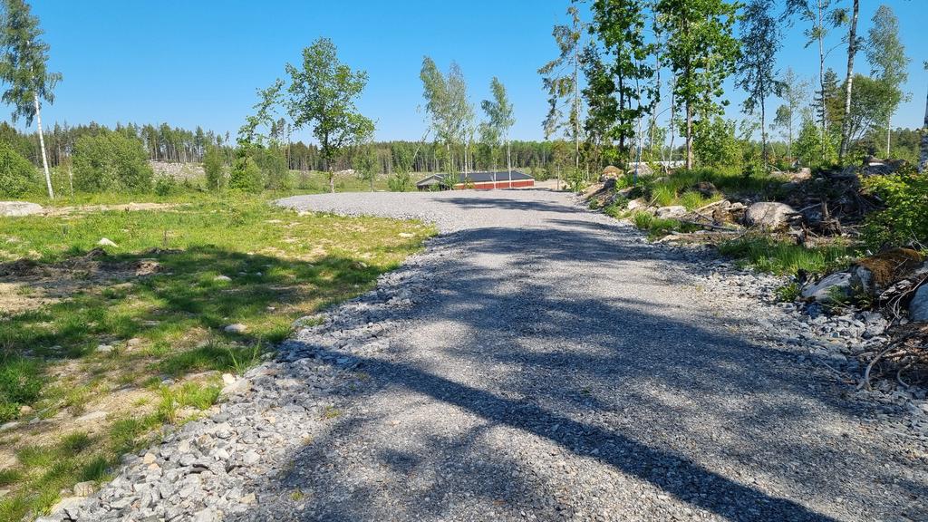 Grusväg in till tomterna och en vändzon vid vägs ände