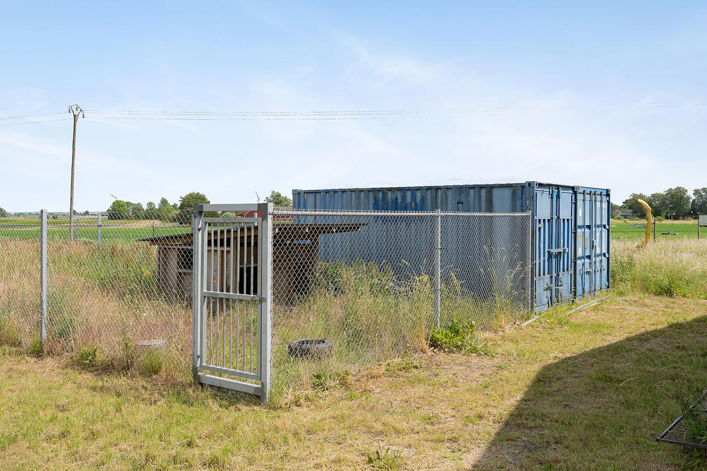 Hundrastgården, hundhuset och 2 containers varav 1 isolerad