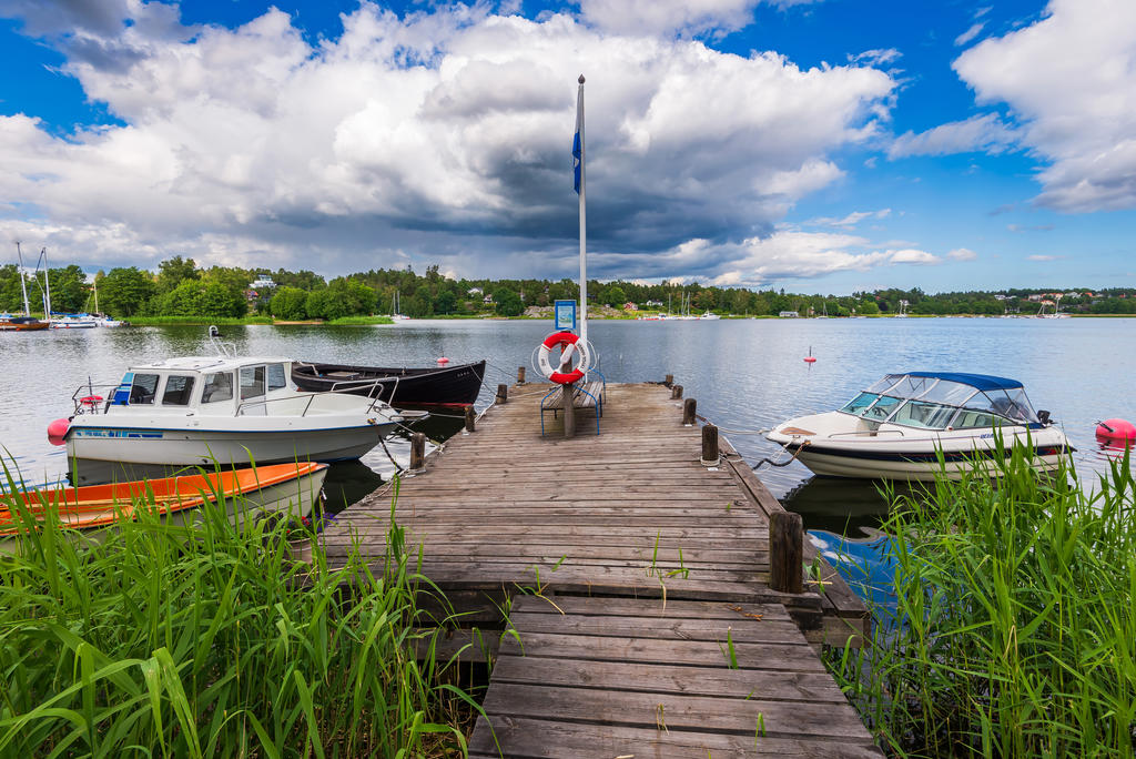 Brygga och havet ett stenkast bort