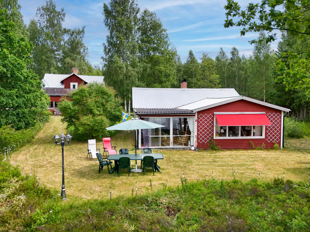 På tomten finns två hus om 85 kvm vardera. 