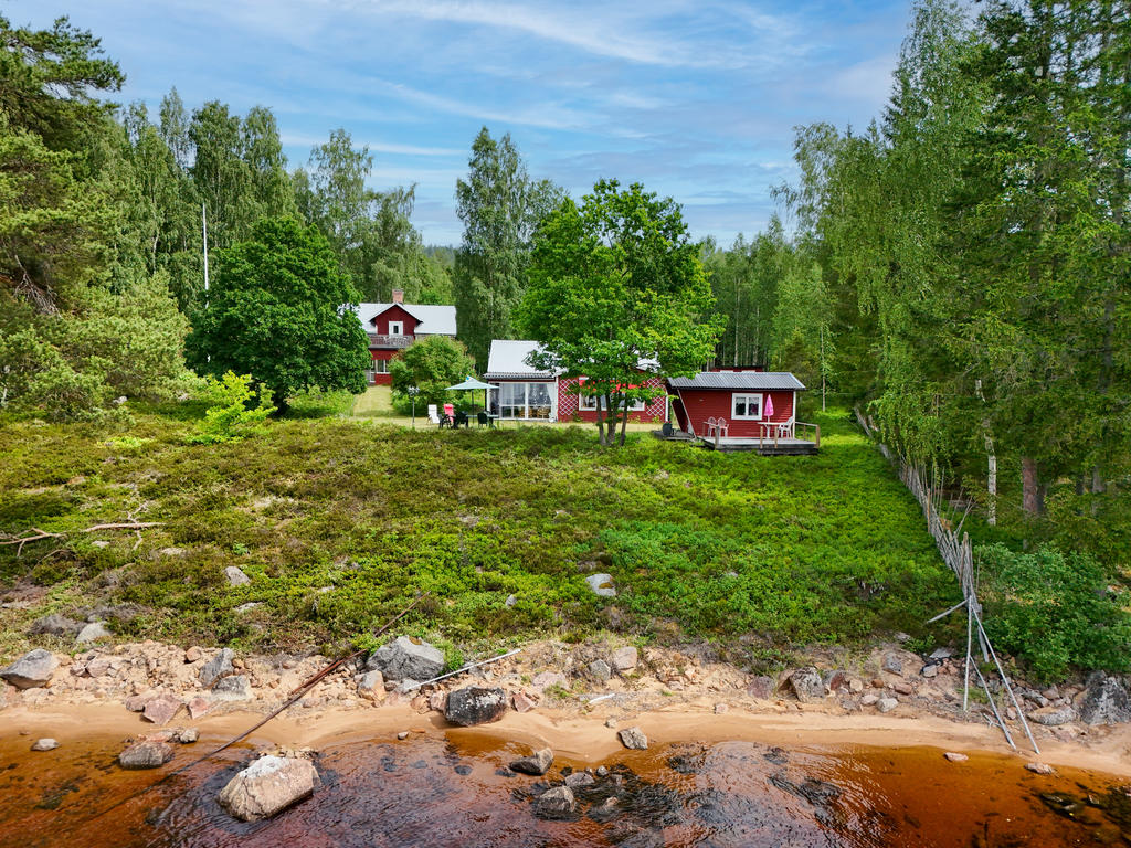 Vy nerifrån strandlinjen. Här syns friggeboden i framkant. Den innehåller dusch och tvätt. 