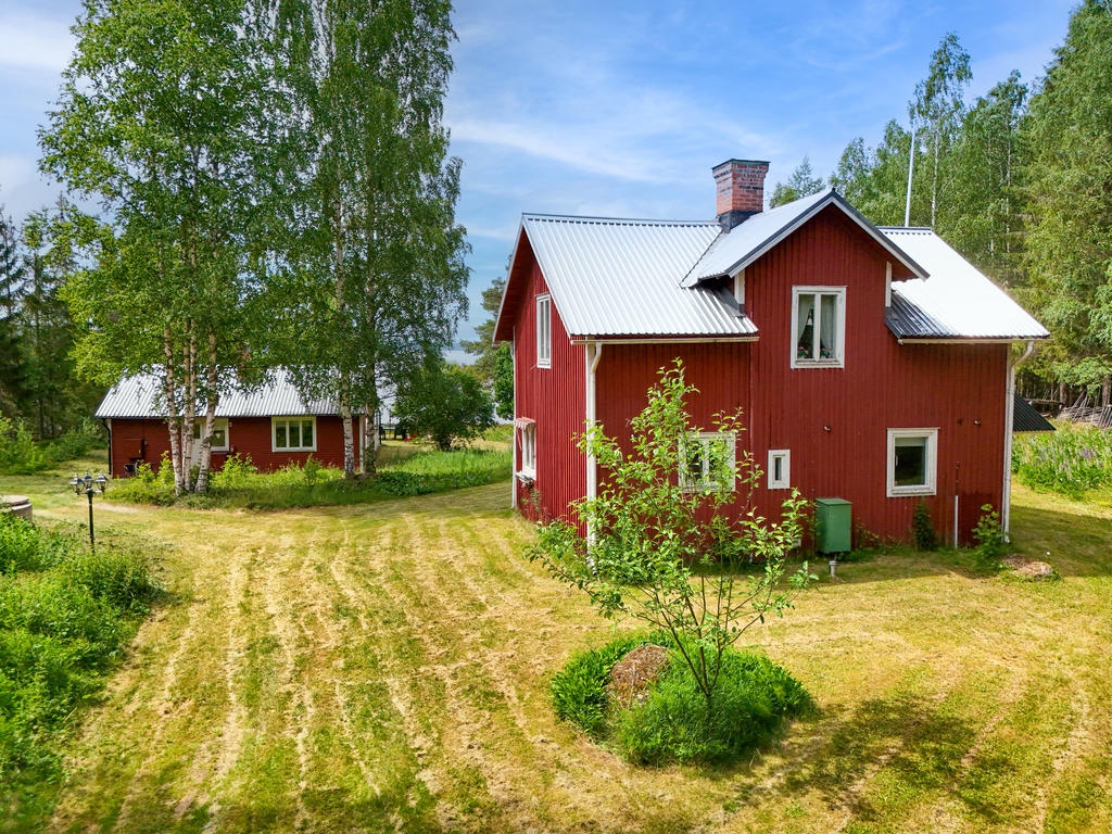 Vy mot de båda husen från tomtens infart.  