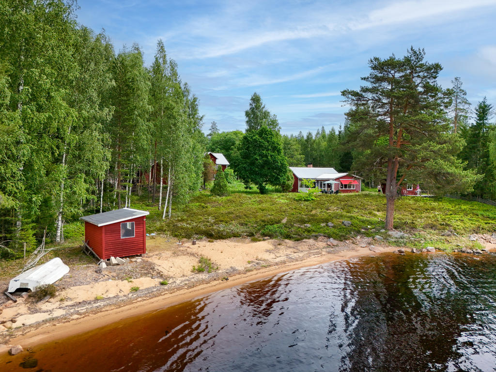 Vy från stranden med den tilltänkta bastubyggnaden (ej klar, skorsten saknas) närmast vattnet. 