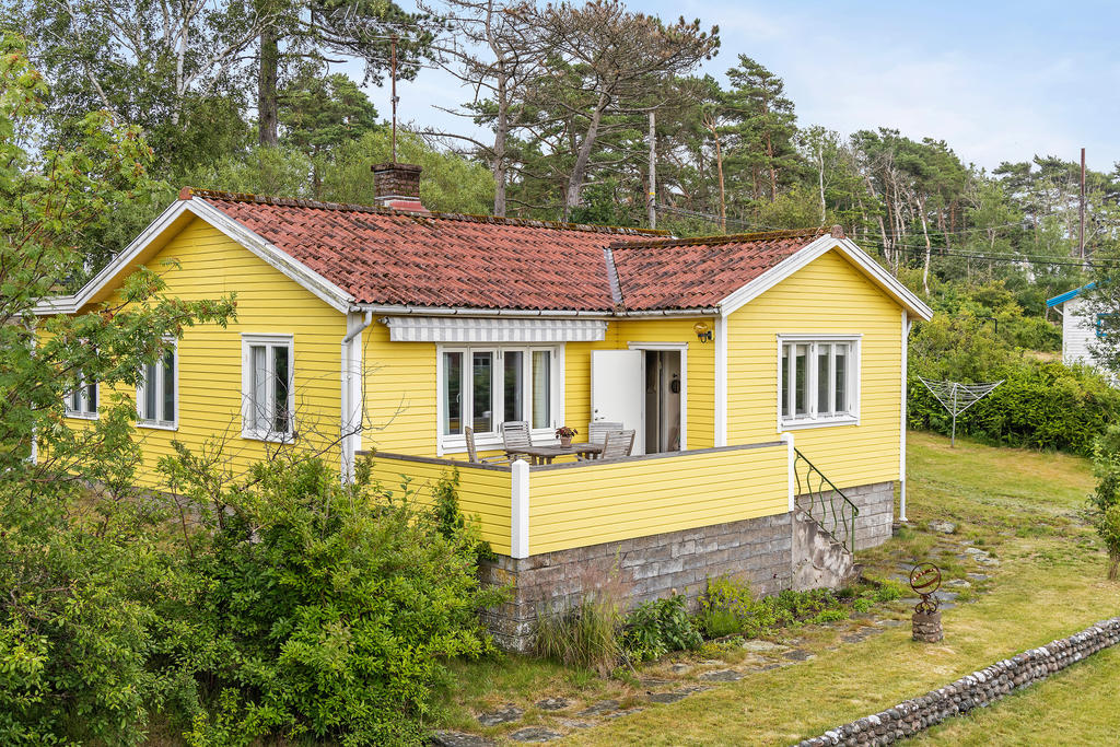 Varmt välkommen till Frillesås Kullaväg 1! Ett härligt 40-tals hus om fem rum och kök och ett renoverat badrum