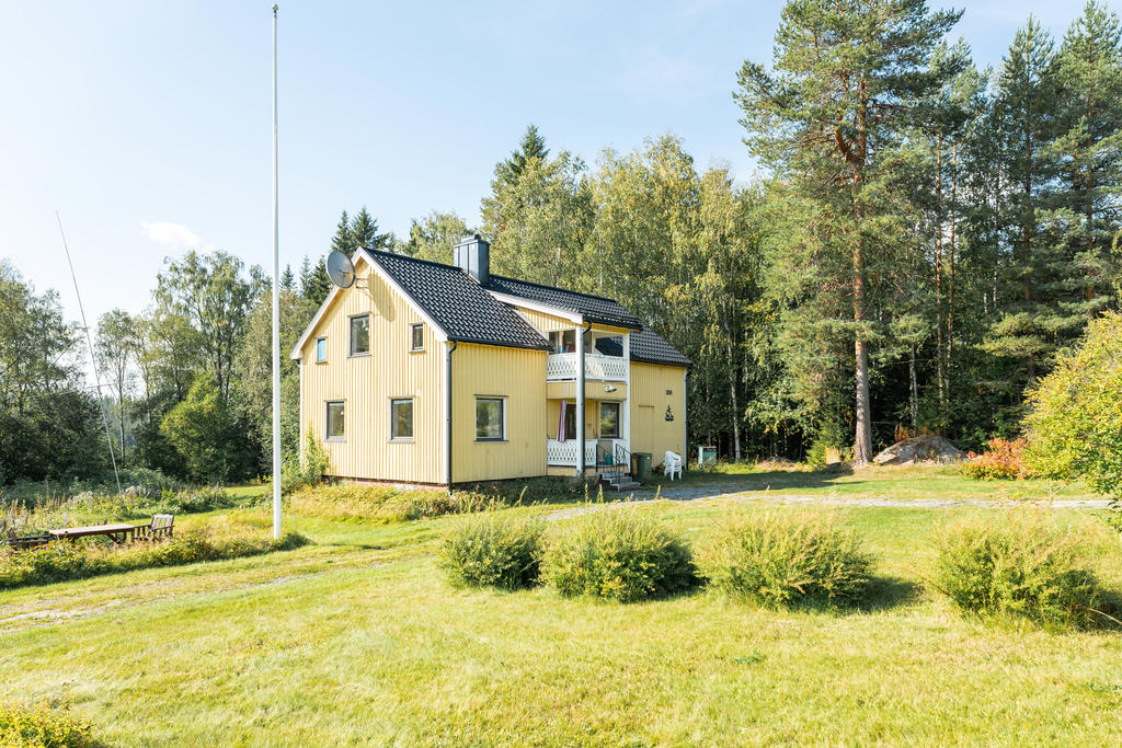 Här erbjuds ett hus för den stora familjen!