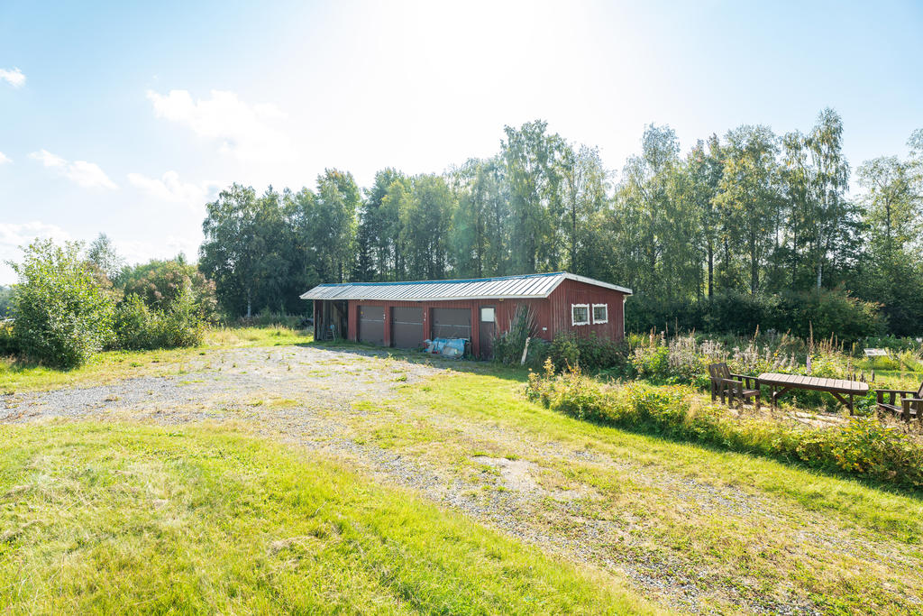 Garaget har plats för många bilar och mycket annat. 