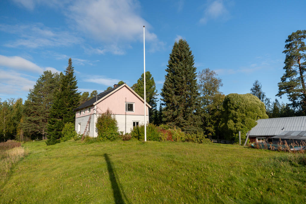 Gårdshuset till höger.