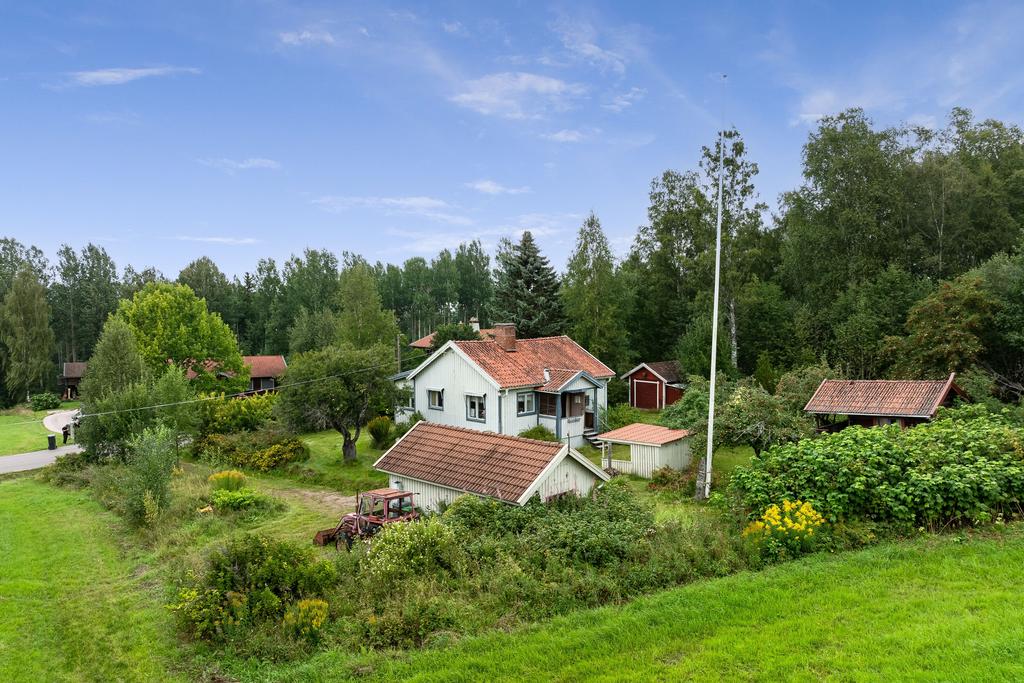 Välkommen till denna lilla pärla, belägen längs med Tällbergsvägen i byn Plintsberg.