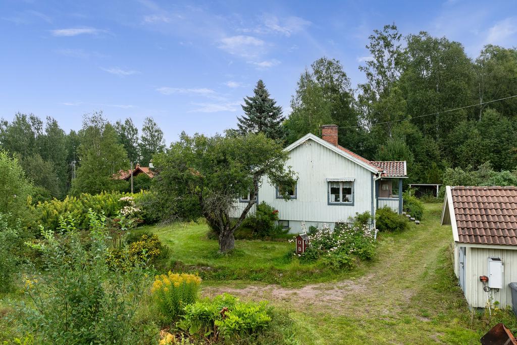 Bostaden är belägen i ett område som passar både barnfamiljen och den aktiva pensionären och ligger inte långt från Tällbergsbyarnas golfbana och på gångavstånd från mataffär och tågstation. 