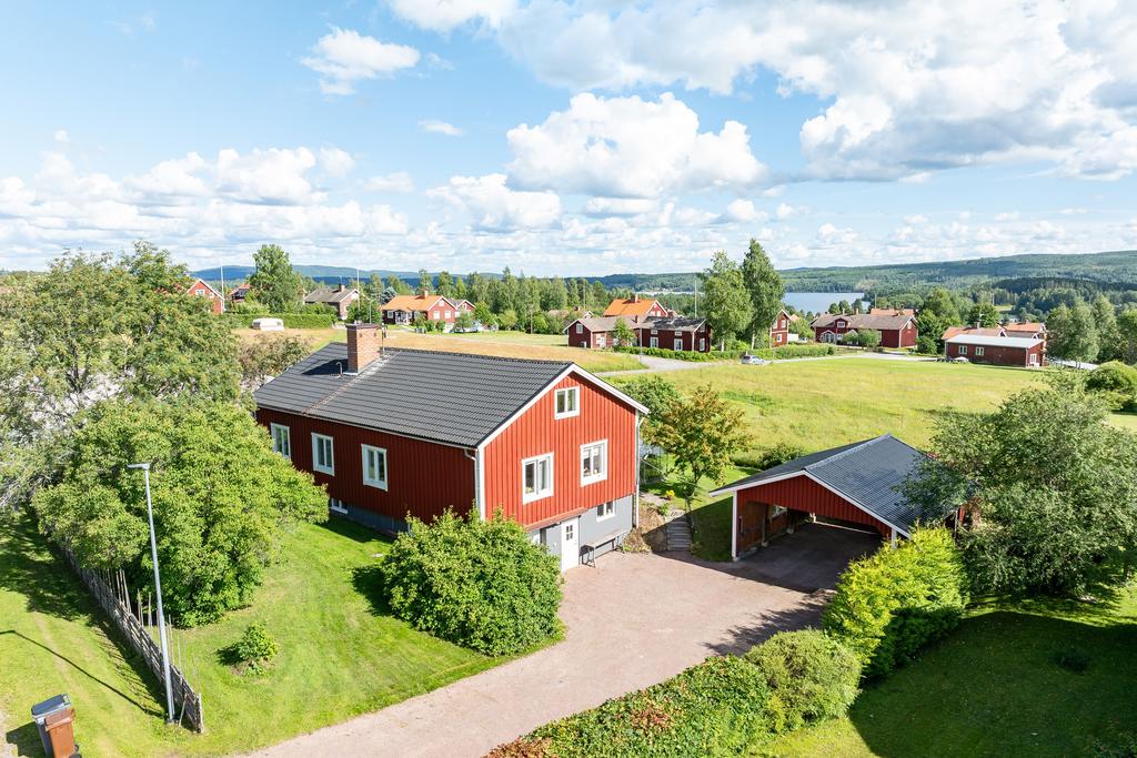 Villan har en stor carport med plats för två bilar och i källarplan finns dessutom ett varmgarage, vilket ger ytterligare förvaringsmöjligheter och plats för fordon.