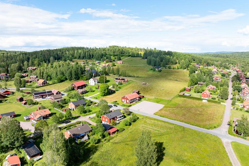 Och naturen, vandringsleder och skogen är bara en kort promenad bort.