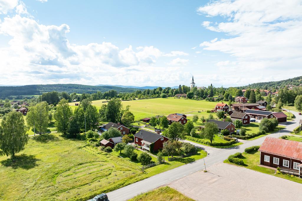 Här går det att ta cykeln till både mataffären, pizzerian, kiosken, skolan/förskolan, lekplatserna, badet vid sjön eller till kompisarna. 