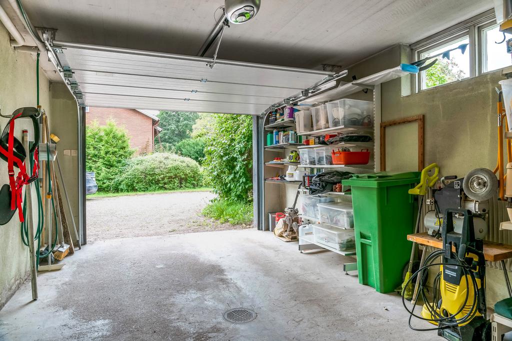 I källarplan finns ett varmgarage,